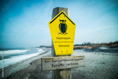 Fotografía Naturschutz Zone an der Ostsee mit Schild