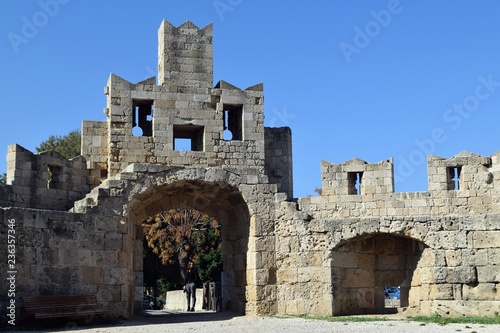 Zdjęcie XXL Ruiny katolickiego. Włoska starożytna architektura. Rodos. Grecja.