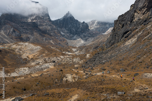 Fotografia, Obraz way to chola pass on everest base camp trekking route region from Dzongla villag