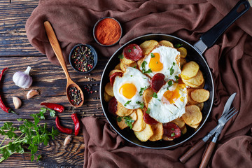 Canvas Print - Spanish fried potatoes, eggs and chorizo sausages