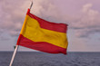 Flaga hiszpańska powiewająca na wietrze
