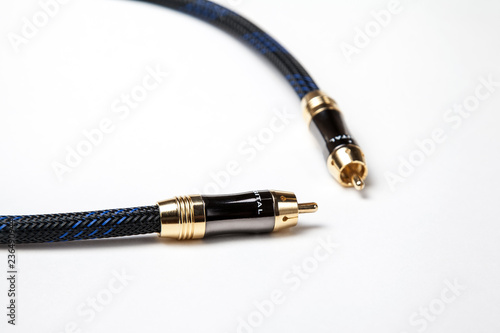 Fotografía spdif digital audio coaxial cable on white background
