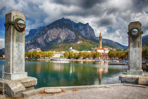Cuadros en Lienzo Lakefront of the city of Lecco (Lake Como)