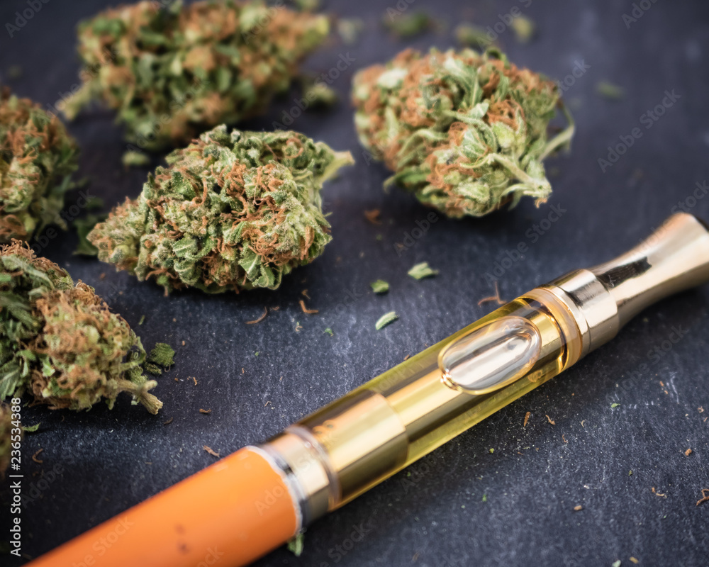 elfbar nachfüll pod läuft aus Foto One Gram THC/CBD Cannabis oil filled vape pen with marijuana buds up  close do Stock