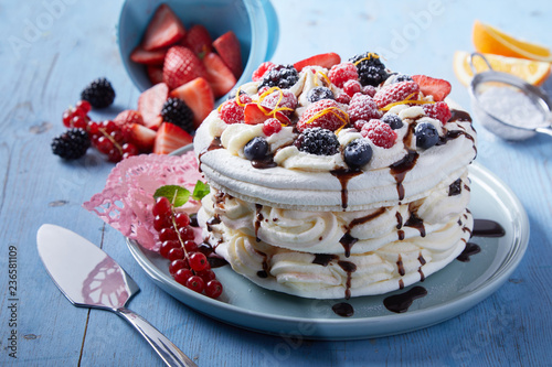 Fotografía Delicious Pavlova cake with cream and meringue