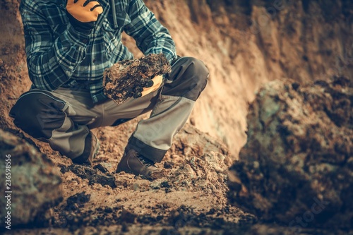 Fotografía Geologist Checking the Soil