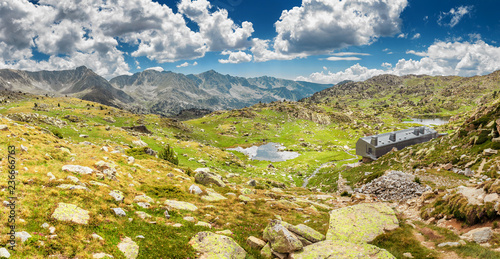 Obrazy Pireneje  madriu-perafita-claror-pyrenees-gorska-dolina-i-schronisko-turystyczne-w-andorze-miejsce-swiatowego-dziedzictwa-unesco