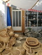 Handgefertigte Korbwaren in Beige vor einem alten Geschäft in der Altstadt von Tarakli bei Adapazari in der Provinz Sakarya in der Türkei
