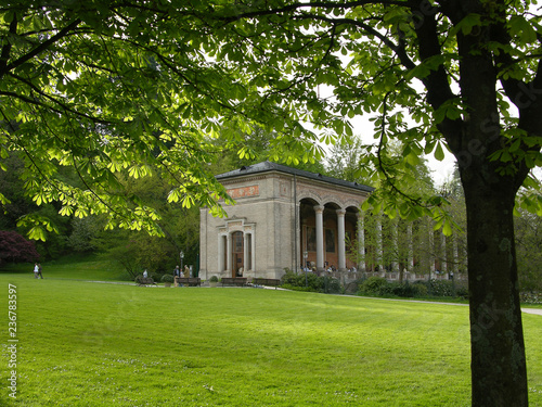 Foto Trinkhalle in Baden-Baden mit Bäumen im Vordergrund