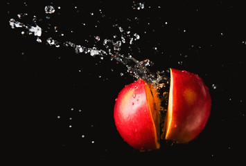 Wall Mural - Delicious, fresh apples in splashes of water