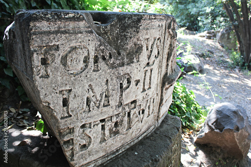 Foto an ancient stone with an inscription in Latin