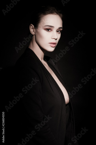 Fotografía Beautiful brunette womam posing in costume on black
