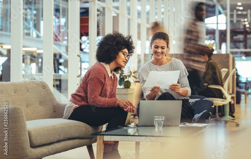 Fotomural Women entrepreneurs sitting in a lounge at work place