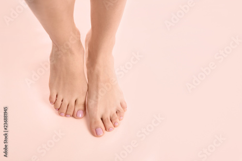 Fotomural Woman with beautiful feet on color background, top view with space for text