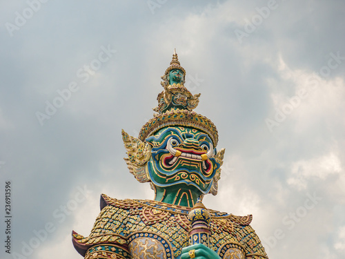 Fotografía Giant The front of gate with Cloud sky in Wat phrakaew Temple Bangkok city thial