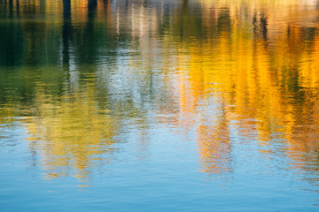 Canvas Print - Autumn maple reflection in water at Gyeongbokgung Palace in Seoul, Korea