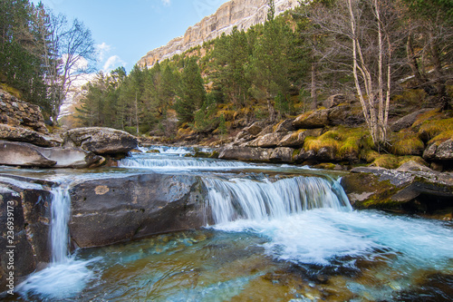 Plakat piękny strumień w parku narodowym monte perdido, Hiszpania