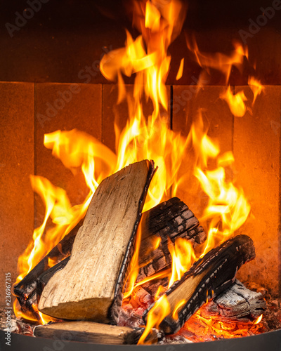 Warmes Licht und Wärme durch Feuer im Kamin – kaufen Sie dieses Foto