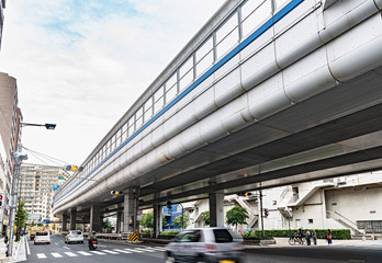 Canvas Print - 都市を貫く高速道路