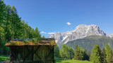 Fototapeta Krajobraz - bemooste Hütte im Gebirge