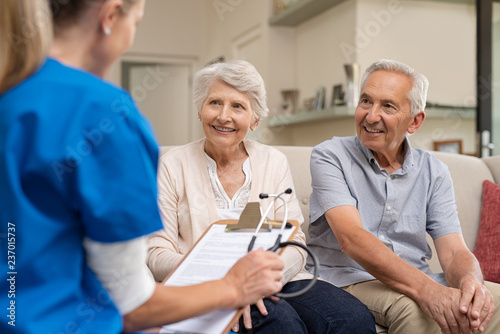 Fotografía Senior couple consulting nurse
