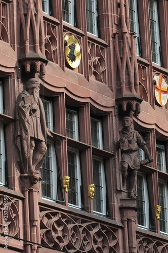 Photographie Historische Fassade Geschäftshaus der ehemaligen Freiburger Zeitung in der Kaiser-Joseph-Straße in Freiburg im Breisgau