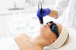  Zabieg laserowy na twarz. Kobieta w salonie kosmetycznym podczas zabiegu z użyciem lasera.
