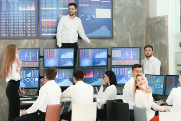 Canvas Print - Team of stock traders working in office