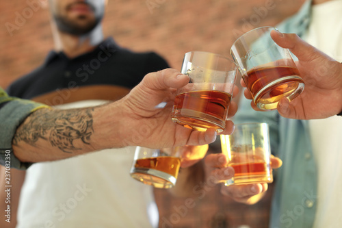 Fotografía Friends toasting with glasses of whiskey indoors, closeup