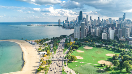 Fototapete - Chicago skyline aerial drone view from above, lake Michigan and city of Chicago downtown skyscrapers cityscape from Lincoln park, Illinois, USA
