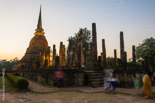 Fotografie, Obraz the ancient Buddhist temple of Wat Sa Si in evening twilight