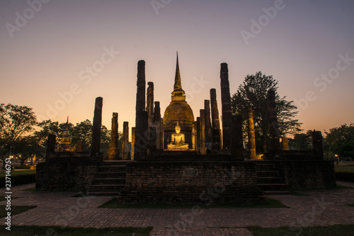 Fotografie, Obraz the ancient Buddhist temple of Wat Sa Si in evening twilight