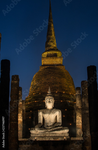 Fotografie, Obraz the ancient Buddhist temple of Wat Sa Si in evening twilight