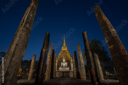 Fotografie, Obraz the ancient Buddhist temple of Wat Sa Si in evening twilight