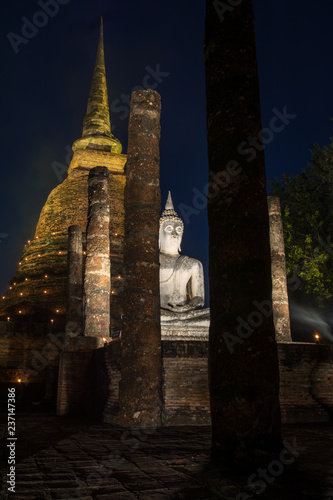 Fotografie, Obraz the ancient Buddhist temple of Wat Sa Si in evening twilight