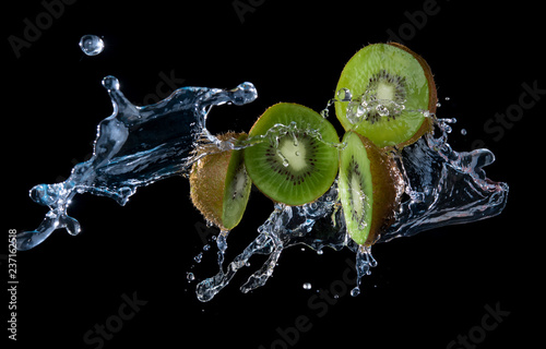 Dekoracja na wymiar  owoce-kiwi-z-pluskiem-wody-latajace-w-powietrzu-na-bialym-tle-na-czarnym-tle