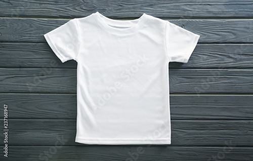 Cuadros en Lienzo Blank white t-shirt on wooden background