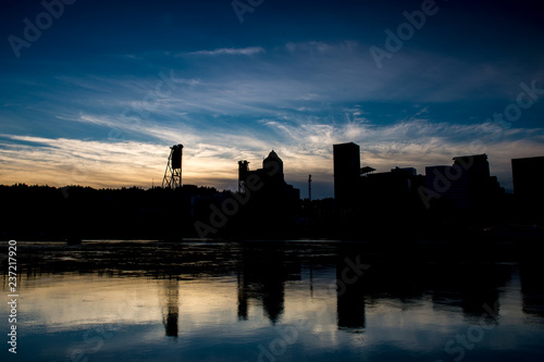 Fotografia, Obraz a dark skyline against a blue hour backdrop