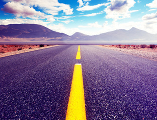 Wall Mural - fondo de carretera por el desierto.paisaje pintoresco de atardecer.aventuras en la naturaleza y ruta