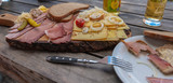 Fototapeta Krajobraz - Brotzeitplatte mit Schinken Käse und Brot