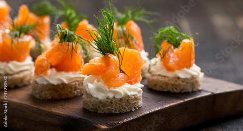 Fotografía sushi with salmon and caviar