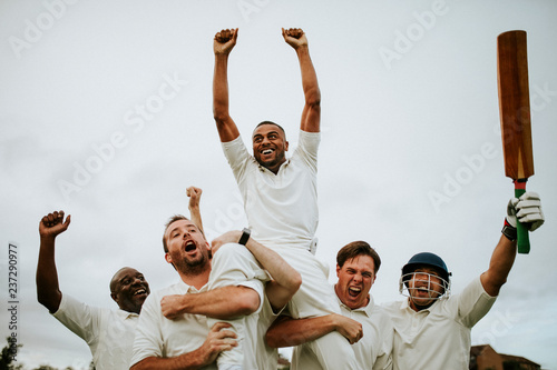 Cuadros en Lienzo Cheerful cricketers celebrating their victory