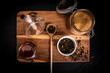 Zielona herbata. Kompozycja herbaty, miodu, cukru na drewnianym ciemnym tle.