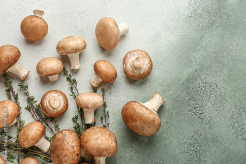 Cuadros en Lienzo Fresh mushrooms with thyme on color table