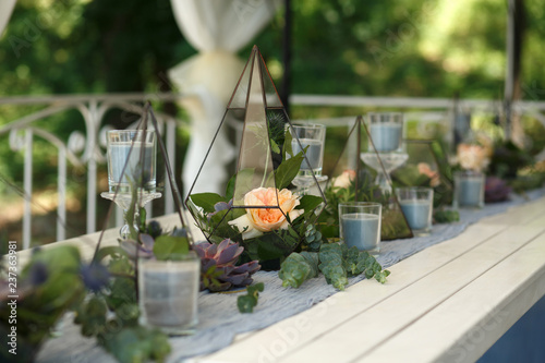Fotomural Florarium with fresh succulent and rose flowers festive table decoration