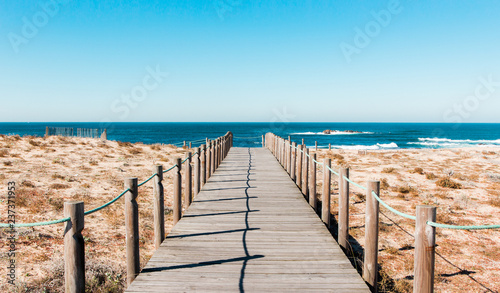 Dekoracja na wymiar  drewniany-chodnik-na-plazy-portugalia