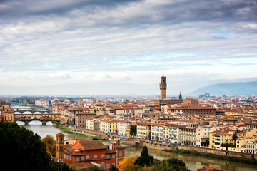 Canvas Print - Florence: The Old Palace (Palazzo Vecchio or Palazzo della Signoria) and Ponte Vecchio, as seen from Michelangelo hill. Tuscany, Italy