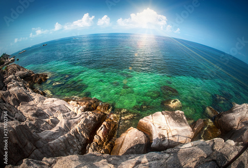 Cuadros en Lienzo Seascape fisheye view on tropical sea with a huge stones