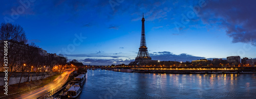 Plakat Wieża Eiffla i brzegi Sekwany w świetle wczesnego poranka. Panoramiczny widok w Paryżu, Francja
