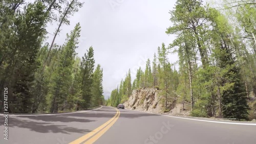 Papier Peint - Driving on paved road in Rocky Mountain National Park
